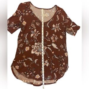 Maurice’s brown short sleeve shirt with floral pattern. Longer back -sz lg. B26